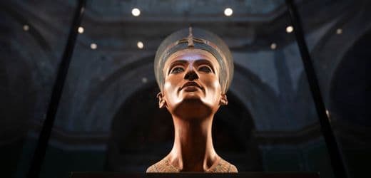 A high-contrast, satirical digital painting of the Nefertiti bust being pulled in a tug-of-war between a German bureaucrat in a grey suit and an Egyptian official in military fatigues, standing on a pile of crumbling stone and gold coins.