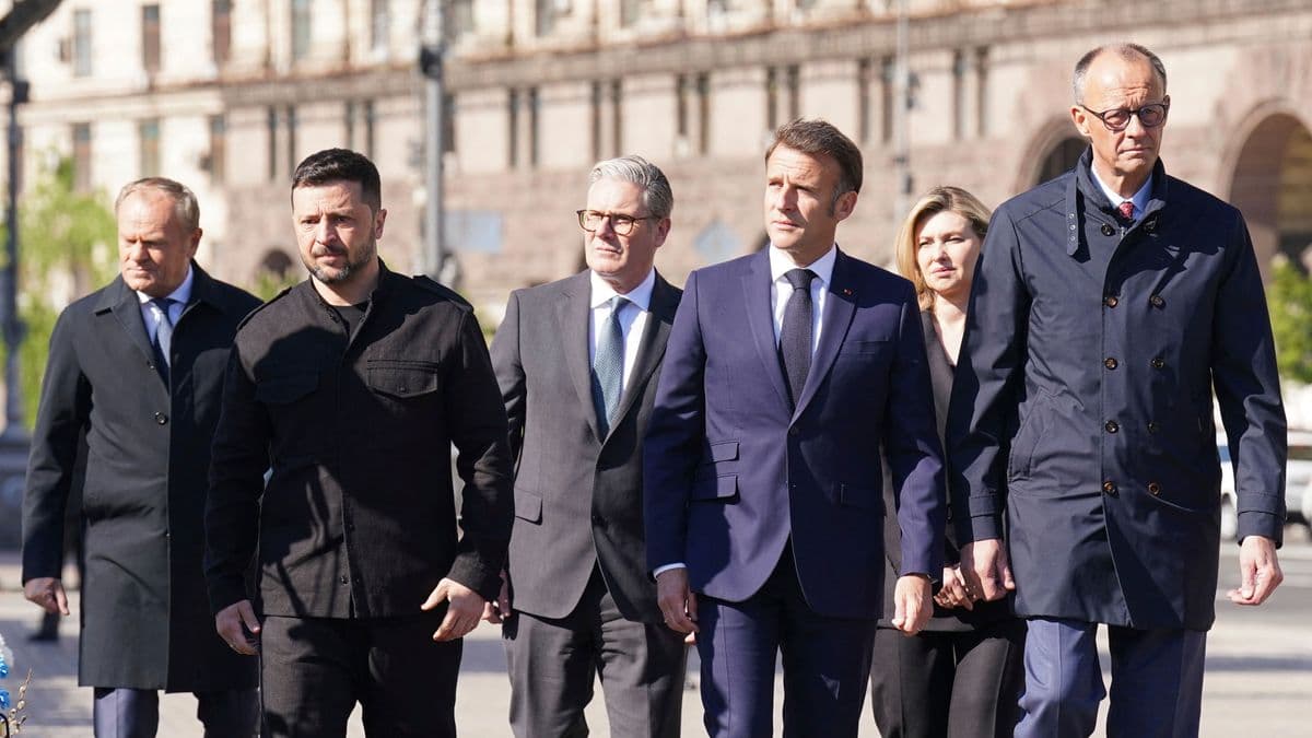 A gritty, satirical oil painting of Emmanuel Macron and Friedrich Merz huddled over a glowing, cracked smartphone in a dark, baroque room. In the background, a translucent, monstrous Uncle Sam figure is seen carving up a map of Europe with a steak knife, while Volodymyr Zelensky stands alone in a spotlight, looking exhausted. The style is cynical, with deep shadows and exaggerated, anxious facial expressions.