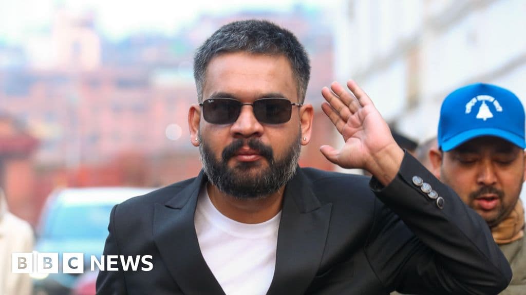 A gritty, high-contrast photo-style illustration showing a chaotic street scene. On one side, a stiff, dusty mannequin in a suit representing old politicians. On the other side, a vibrant but messy graffiti wall with a microphone, representing the new wave. The atmosphere is tense and cynical.