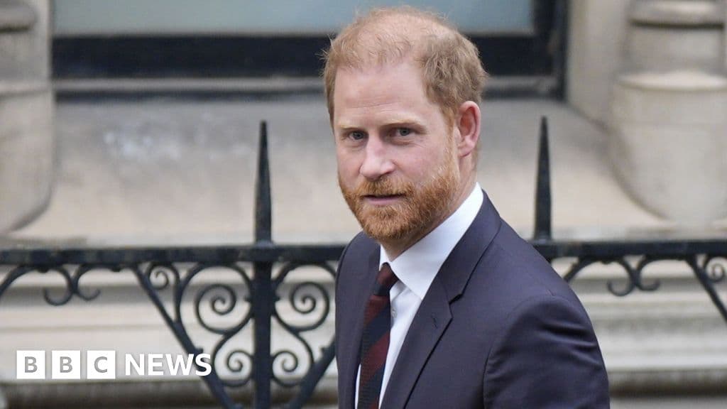A wide-angle, cynical painting in a muted, gray-toned style. A lonely, empty theater stage with a single, battered soldier's helmet sitting under a harsh spotlight. In the dark background, the faint silhouettes of a crown and a presidential seal are visible, slightly crooked. The atmosphere is cold, ironic, and weary.