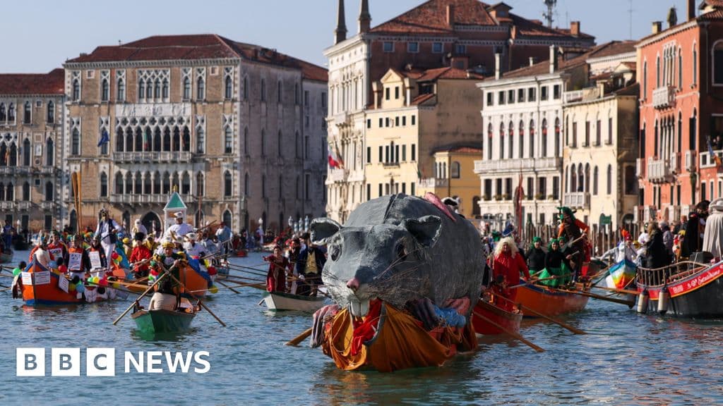 A satirical, high-contrast artistic depiction of a giant, grotesque papier-mâché rat float drifting down a Venetian canal, gloomy atmosphere, crowds of tourists taking photos with smartphones, decaying classic architecture in the background, cynical tone.