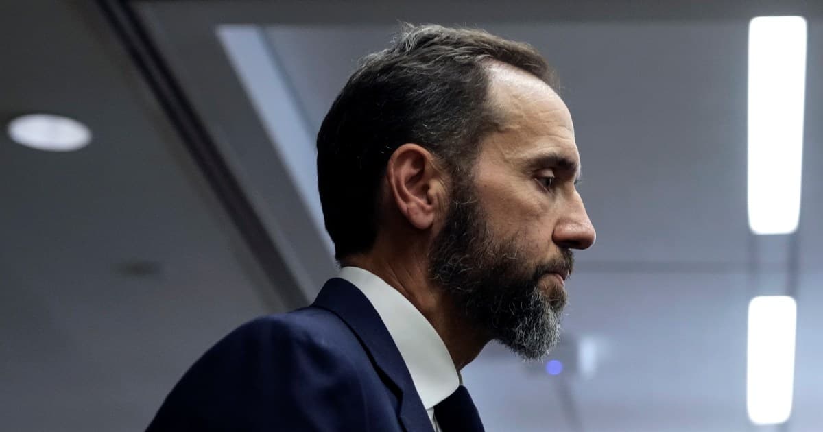 A hyper-realistic, satirical oil painting in the style of Goya. A stern, grey-suited man stands on a pile of rubble and broken marble columns, holding a scroll. He is lecturing a crowd of distracted, chaotic figures who are busy staring at glowing smartphones or fighting over scraps. The sky is a dark, bruised purple. In the background, a courthouse is slowly sinking into a swamp. The lighting is dramatic and gloomy.