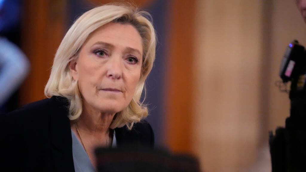 A hyper-realistic, cynical satirical illustration of Marine Le Pen standing in a gilded, dark French courtroom. She has an expression of bored defiance, holding a French flag that is secretly a giant vacuum cleaner sucking Euro banknotes out of a blue European Union briefcase. In the background, elderly, dusty judges are tangled in literal red tape, while the lighting is dramatic and moody, reminiscent of a Caravaggio painting but with a sharp, modern political bite.