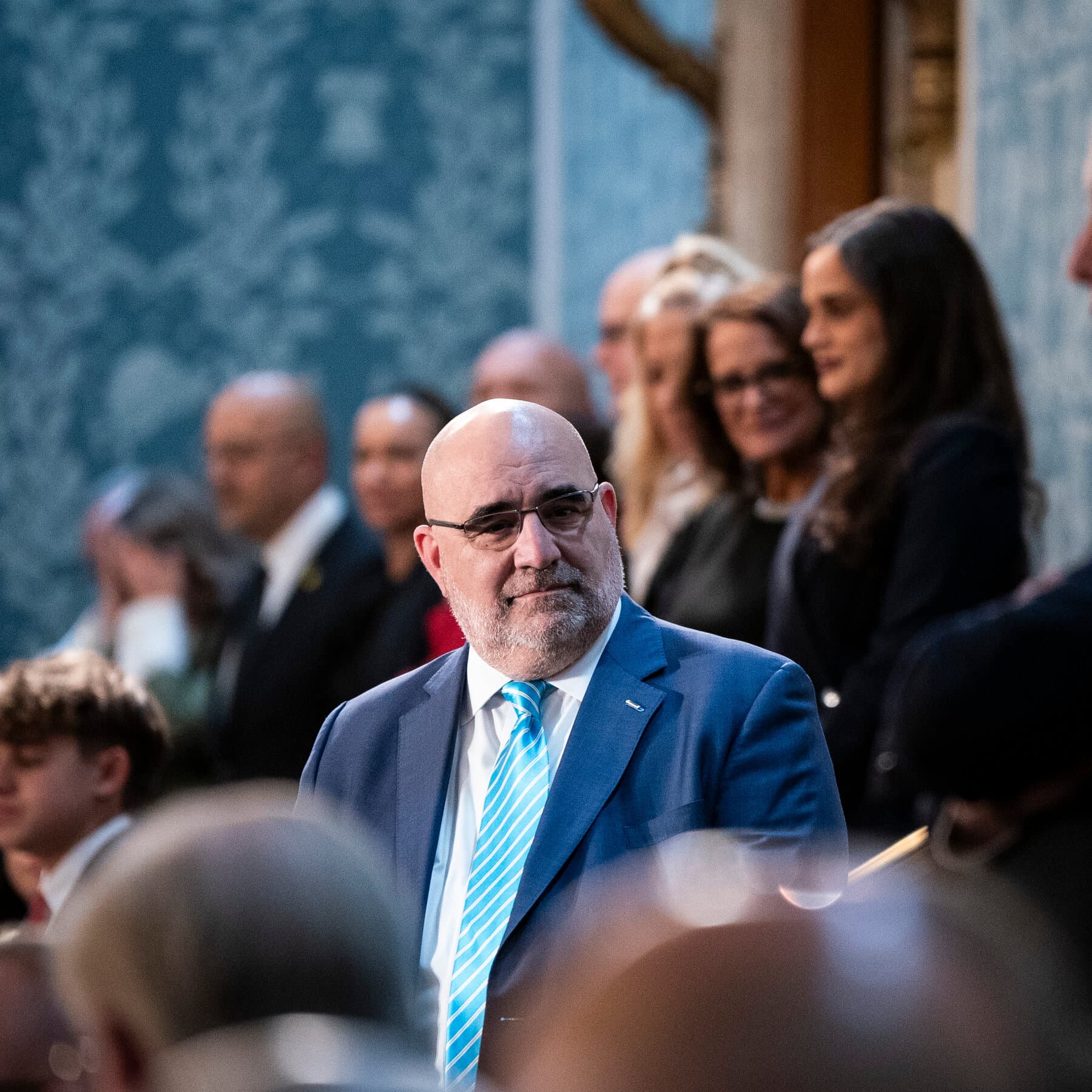 A cynical, dark oil painting of two faceless lawyers in expensive suits shaking hands over a giant, empty gold-plated frame. In the background, a burning printing press and a campaign podium are sinking into a swamp of gray liquid. The atmosphere is gloomy, shadowed, and reeks of professional indifference.