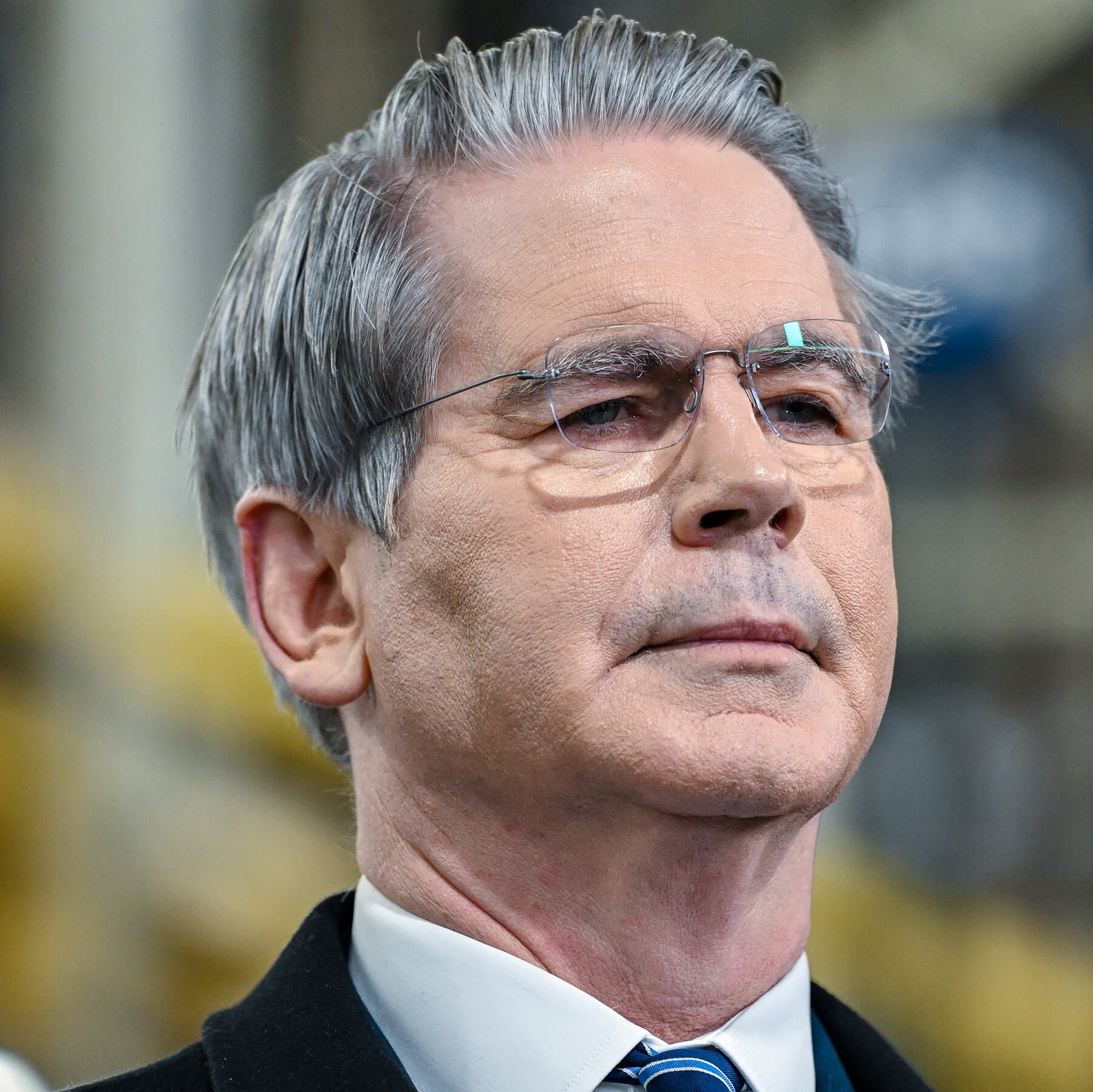 A hyper-realistic, dark satirical illustration of Scott Bessent and Jerome Powell sitting in Supreme Court pews, both wearing giant dunce caps, holding mirrors up to each other, while the background depicts a crumbling US Treasury building made of melting gold bars. Cinematic lighting, gloomy atmosphere, political cartoon style but high fidelity.