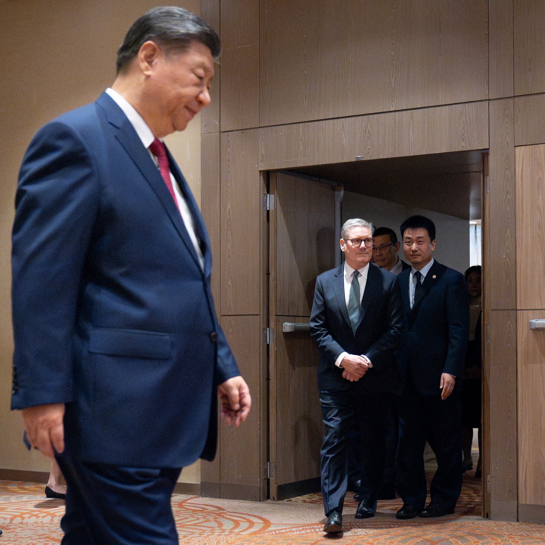 A satirical, high-contrast illustration of a small, weary British lion trying to walk a fraying tightrope. On the left side of the rope, a large red dragon offers a bag of gold coins. On the right side, a giant, angry eagle with a distinct golden wig creates a thunderstorm. The background is a grey, rainy London skyline. The style should be like a political cartoon, dark and cynical.