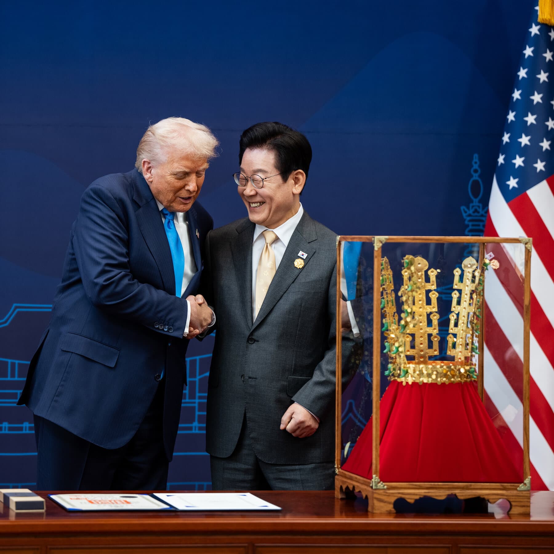 A close-up, cynical conceptual illustration of a fountain pen leaking black ink all over a map of South Korea and the USA. The ink is forming chaotic, messy blobs. In the background, a blurred image of a gavel smashing a clock. The lighting is dim and moody, reflecting a sense of exhaustion and broken promises. High contrast, editorial style.