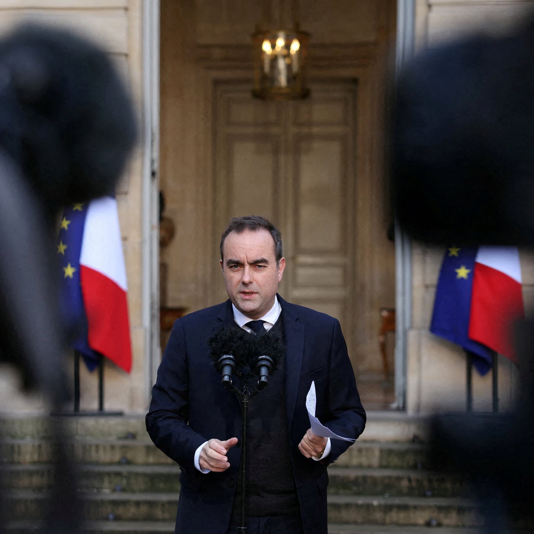 A highly detailed, satirical illustration of a frustrated French bureaucrat in a dusty, ornate office sitting in front of an ancient, smoking computer monitor. The screen displays a pixelated, frozen video call with a 'Connection Failed' error message. The room is filled with stacks of paper and red tape. The lighting is dim and dramatic, emphasizing the absurdity and despair of the situation.