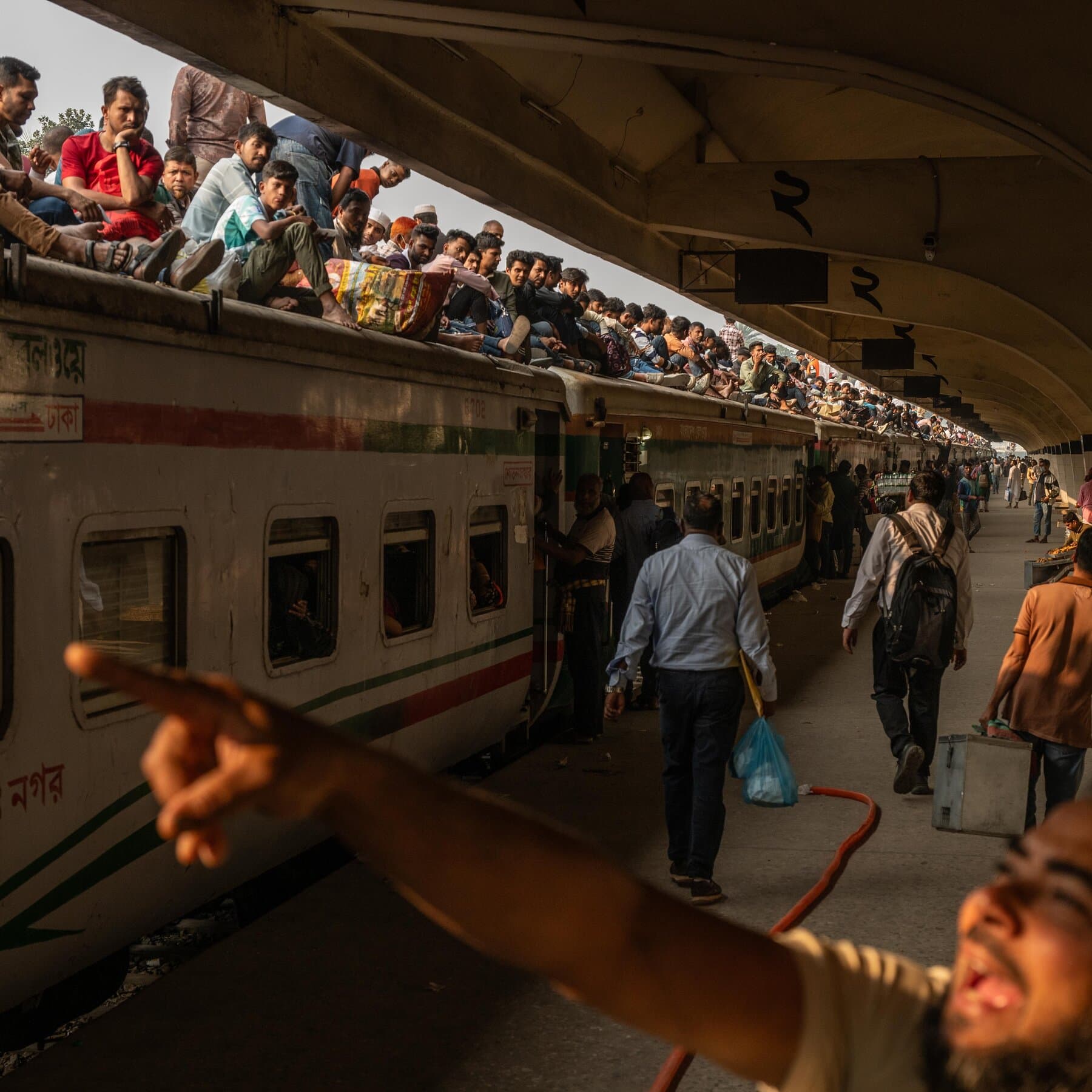 A gritty, cynical editorial illustration showing a bright, glowing smartphone screen displaying a revolution lying in a dusty, old-fashioned wooden ballot box. The contrast between the digital future and the analog past. Muted colors, realistic style, moody lighting.