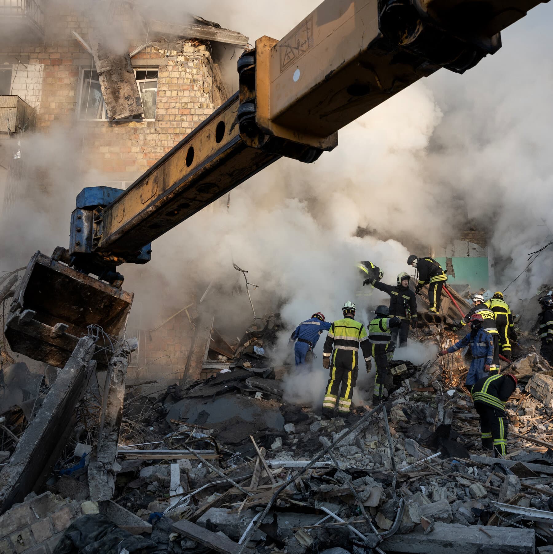 A gritty, cynical political illustration. A large, broken hourglass lies on its side in the mud. Inside the hourglass, instead of sand, there are tiny skulls. In the background, a blurred silhouette of a man in a long tie stands with his back turned, looking at a wall of smoke. The colors are muted gray, dark red, and muddy brown. High contrast, noir style.