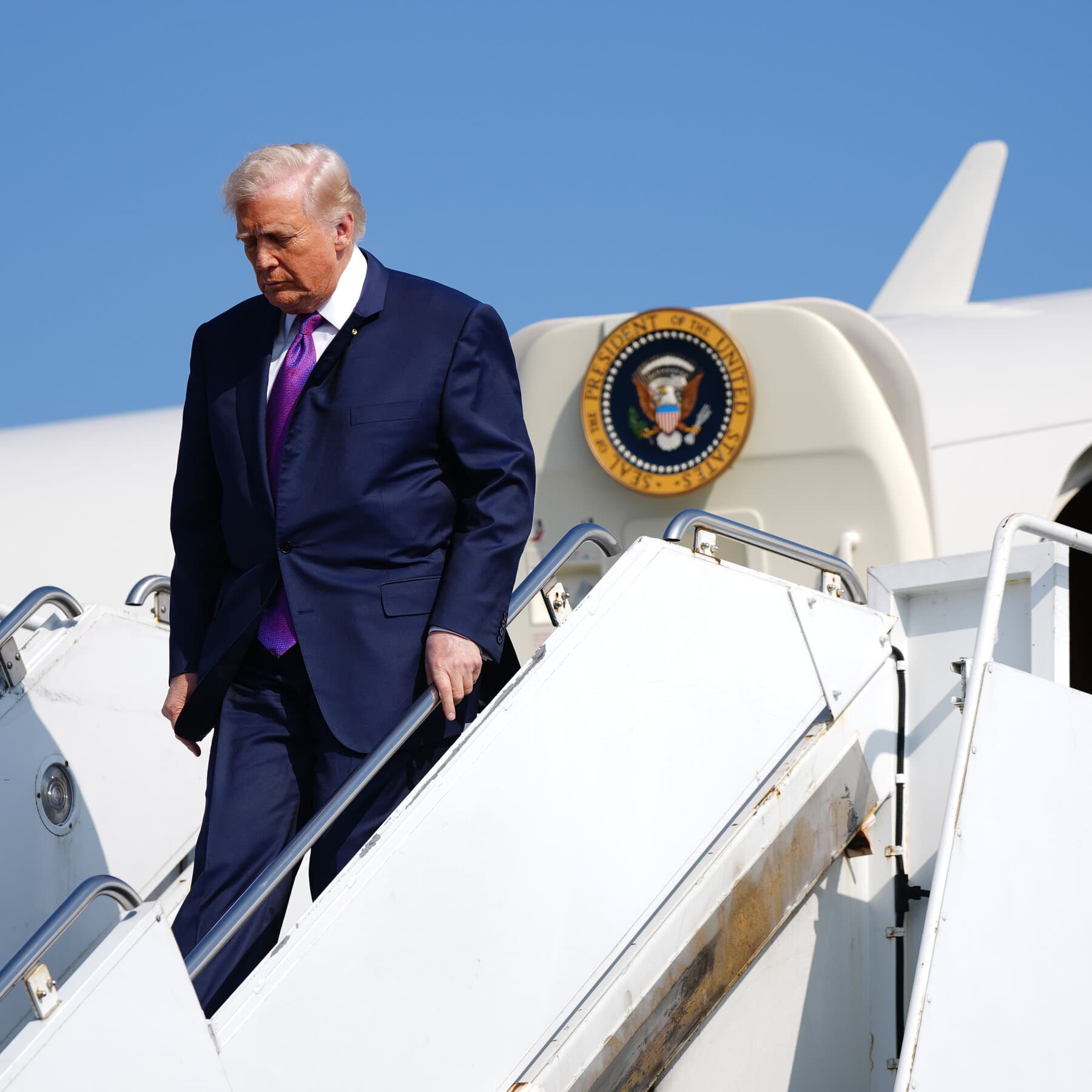 A conceptual, minimalistic illustration showing a pristine Swiss fondue pot on a table, but instead of cheese, it is filled with black oil and toy aircraft carriers. In the background, a window looks out onto a calm Geneva lake, contrasting with the tension on the table. The style should be satirical and gloomy.