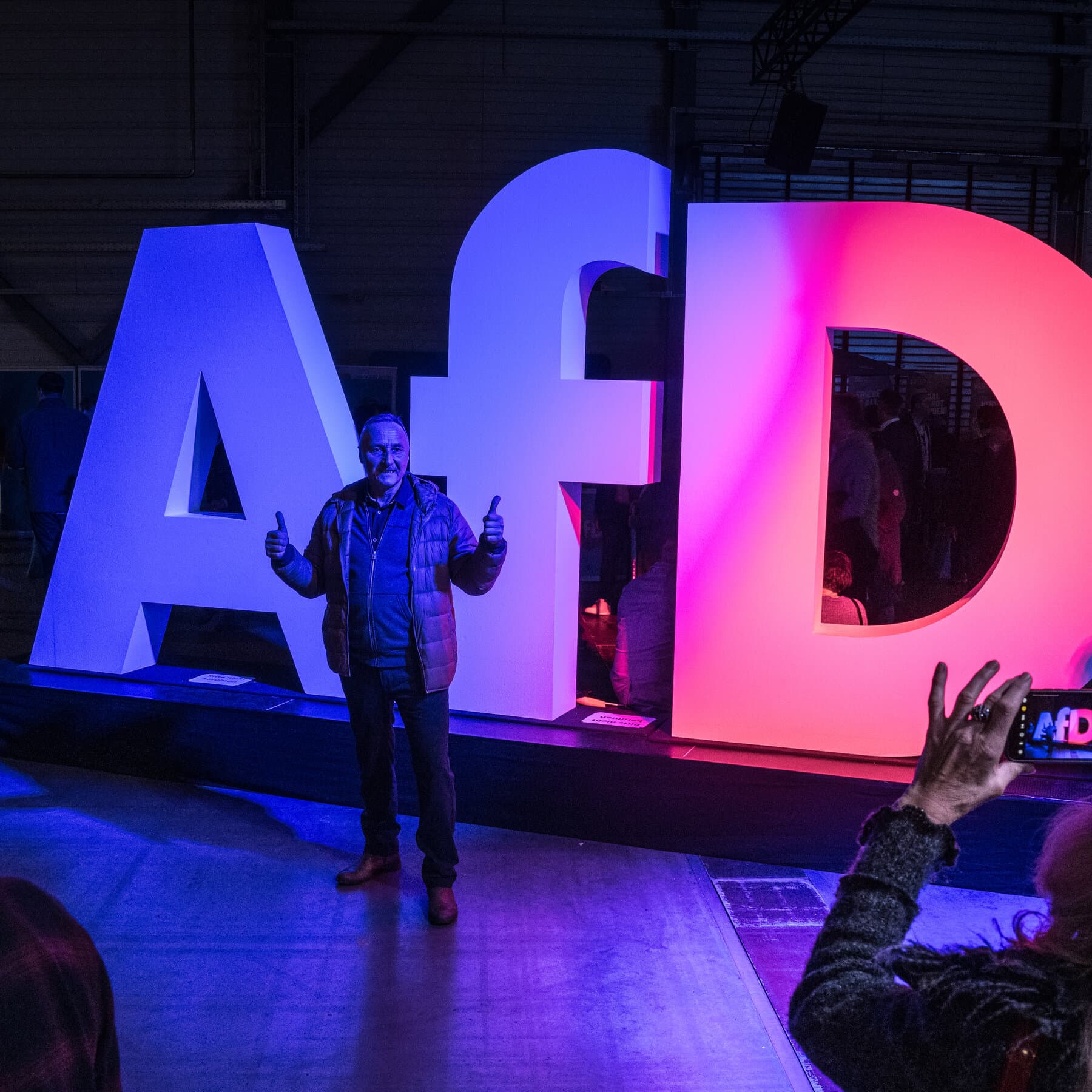 A conceptual illustration of a chaotic German office with red tape tangled around a vintage typewriter, a judge's gavel resting on a pile of disorganized paperwork, muted colors with a cynical atmosphere.