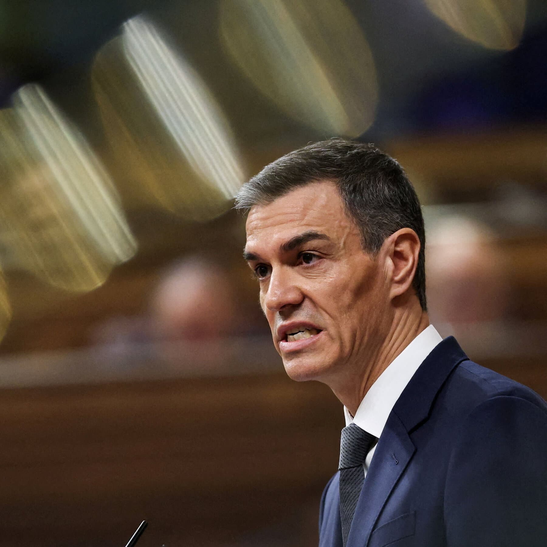 A conceptual illustration in a gritty, high-contrast political cartoon style. On the left, a microphone with an American flag pattern is broadcasting loud sound waves. On the right, a hand painted with the Spanish flag is holding up a large red 'STOP' sign. In the middle, a tangled knot of telephone wires sparks and smokes, symbolizing miscommunication and diplomatic failure. The background is a dark, muted grey to emphasize the hopelessness of the situation.